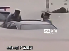 女子被困車中民警蹚齊胸積水救援 最終成功將女子救出