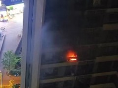 小區深夜起火 業主大聲呼喊提醒 緊急疏散避險